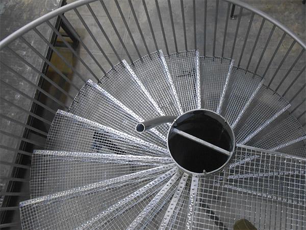 escaleras_de_caracol_con_escalones_y_peldanos_en_tramex__rejilla_transparente.jpg