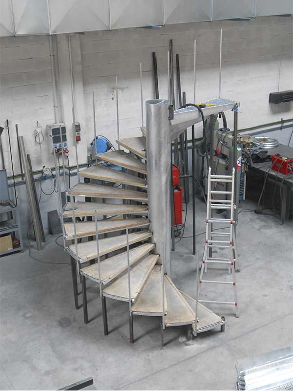escaleras_de_caracol_de_hierro_galvanizado_a_medida_y_de_calidad_en_biarritz.jpg