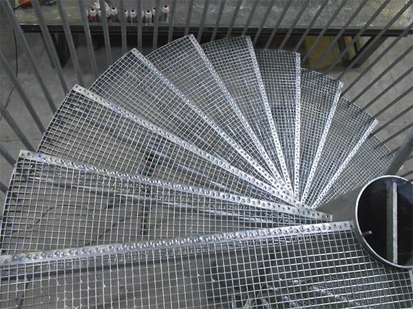escaleras_de_caracol_en_hierro_galvanizado_y_tramex_en_donostia_gipuzkoa_biarritz.jpg