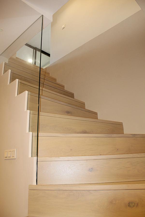 escaleras_de_chapa_continua_con_huellas_y_contrahuellas_de_madera.jpg
