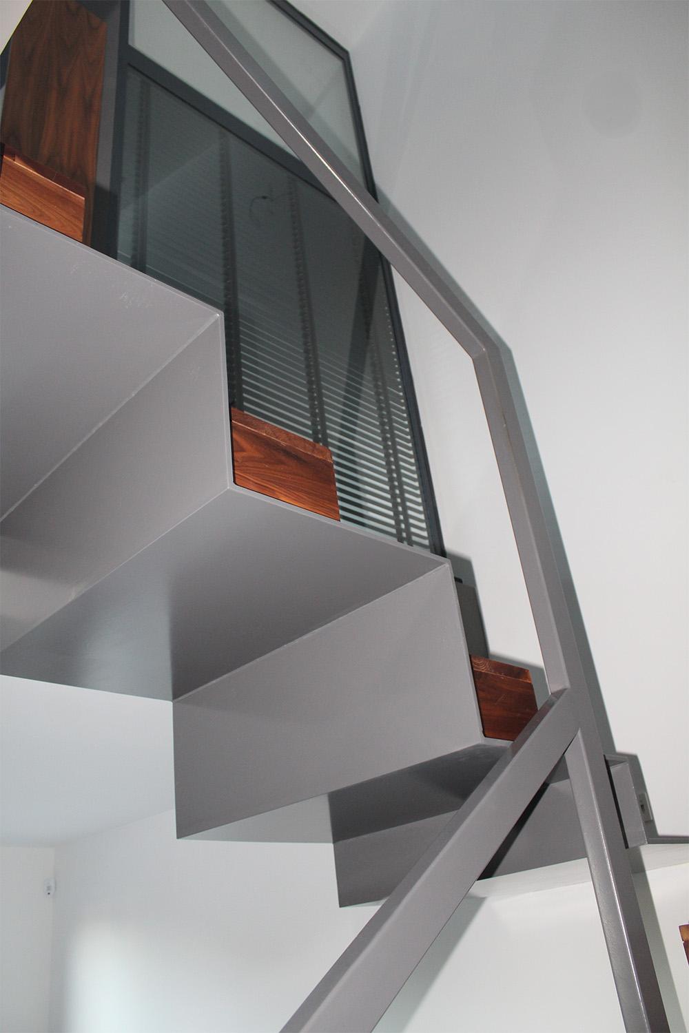 escaleras_de_chapa_plegada_en_acero_con_barandilla_en_irun_gipuzkoa.jpg