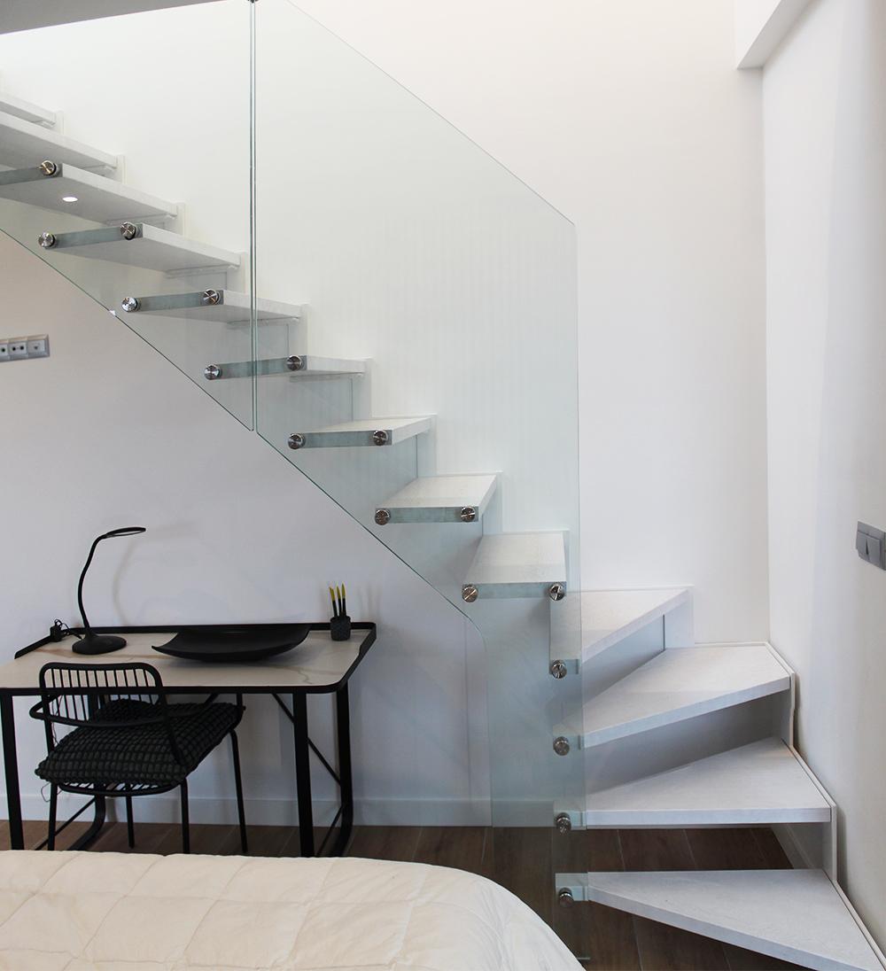 escaleras_de_diseno_con_metal_vidrio_y_madera_en_zarautz_gipuzkoa_euskadi.jpg