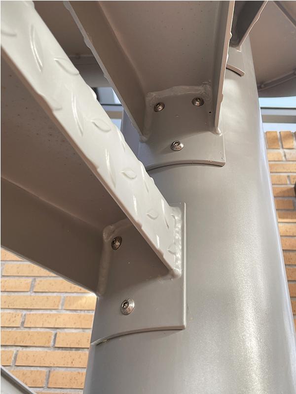 escaleras_de_hierro_lacadas_para_evitar_oxidaciones_en_hondarribia_irun.jpg