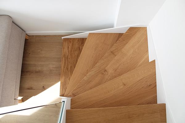 escaleras_de_interior_a_medida_en_donostia_san_sebastian_con_barandilla_de_vidrio.jpg