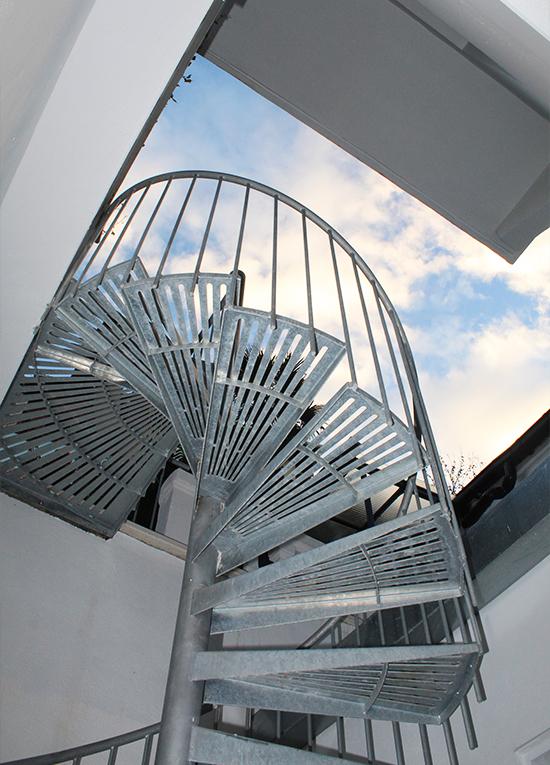 escaleras_de_uso_exterior_en_donostia_san_sebastian_para_casa_en_miraconcha.jpg