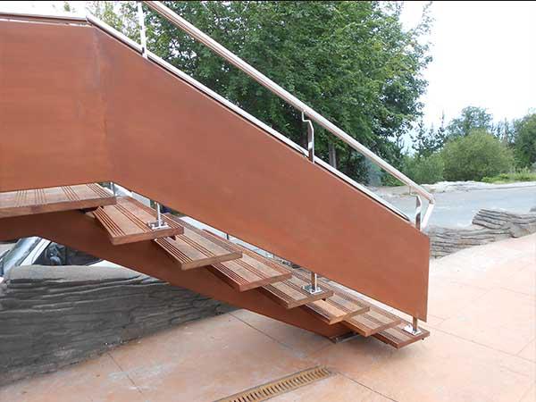 estructuras de acero corten en gipuzkoa, como esta del camping itxaspe de deba. accesoa al solarium