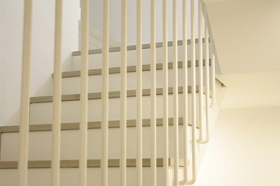 escaleras_en_legazpia_gipuzkoa_con_barandillas_lacadas_en_blanco.jpg
