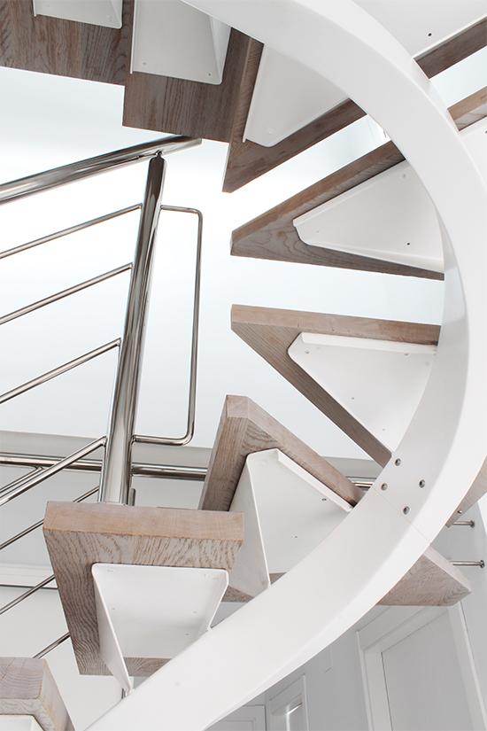 escaleras_en_miranda_de_ebro_burgos_con_zanca_central.jpg