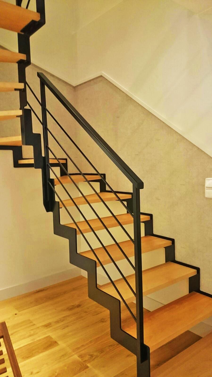 Escalera compensada con estructura de acero y peldaños de madera fabricantes de escaleras en donostia san sebastian gipuzkoa