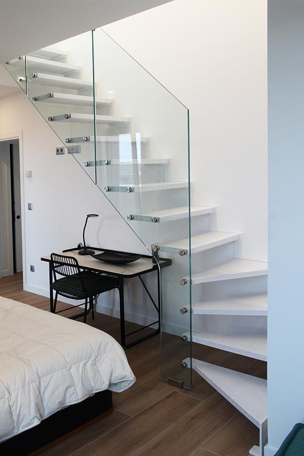 escaleras_en_zarautz_cantilever_barandilla_vidrio_estructura_lacada_en_blanco.jpg