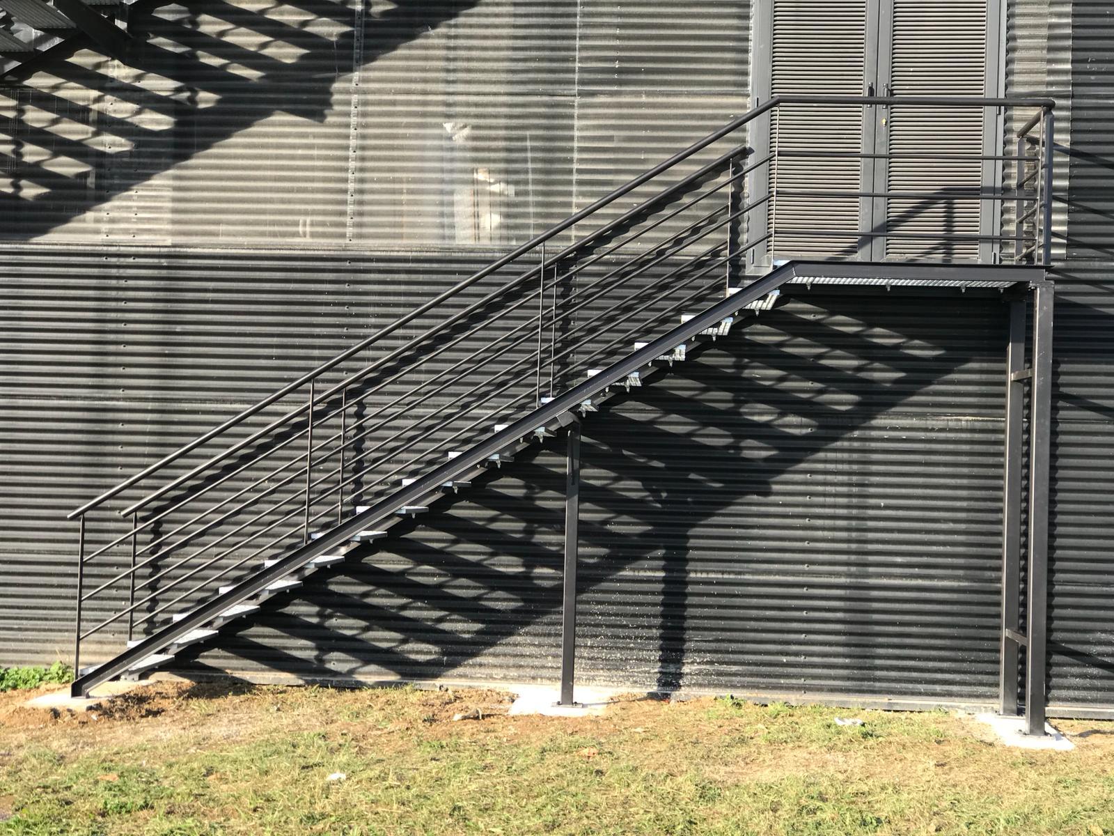 escaleras_exteriores_en_gipuzkoa_con_acero_galvanizado_escaleras_ibarkalde.jpg
