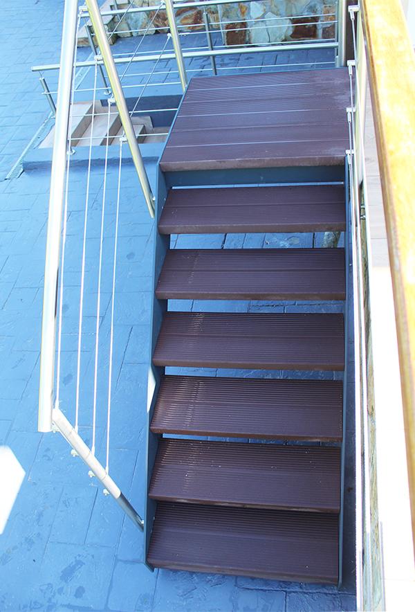 escaleras_exteriores_en_urduliz_prfv_barandilla_acero_inoxidable.jpg