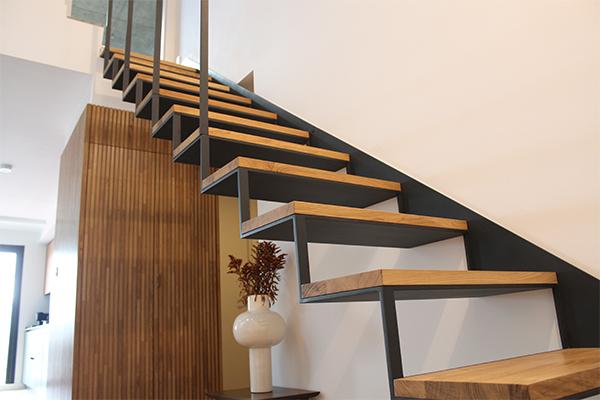 escaleras_interior_en_bilbao_con_estructura_metlica_y_madera.jpg