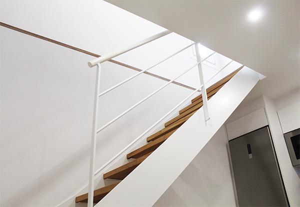 escaleras_interiores_con_acero_y_madera_en_trintxerpe_pasaia_donostia.jpg