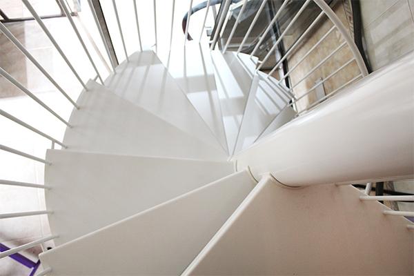 escaleras_interiores_con_estructura_metalica_de_acero_al_carbono_termolacado_en_donostia_san_sebastian.jpg