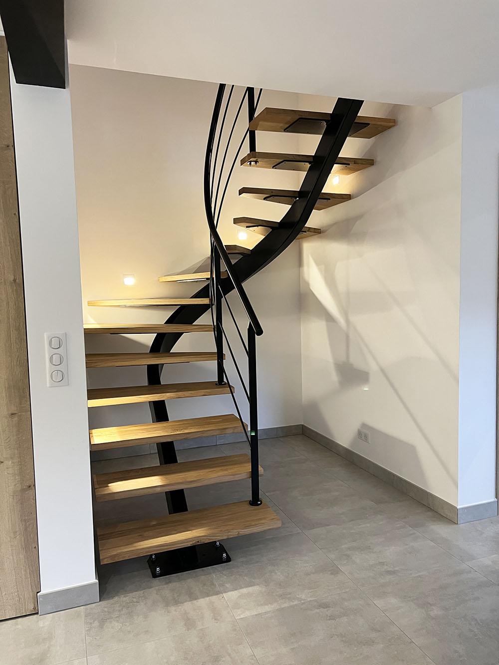 escaleras_interiores_con_zanca_central_de_acero_y_madera_en_sara_francia.jpg