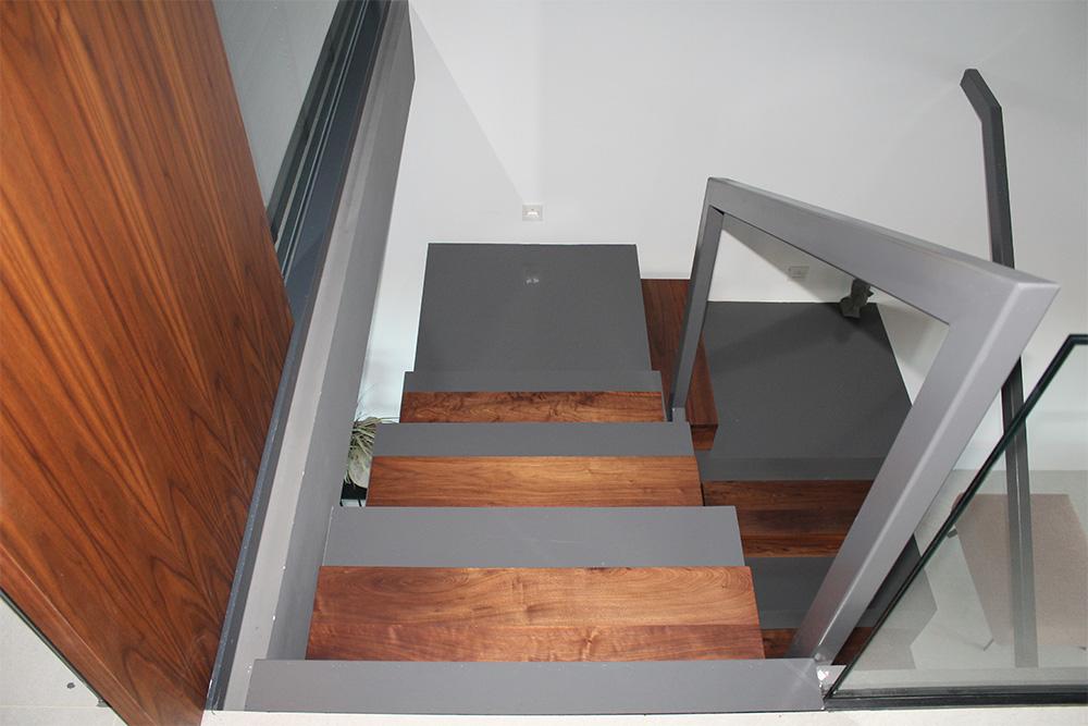 escaleras_interiores_de_chapa_plegada_con_barandilla.jpg
