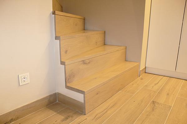 escaleras_interiores_de_huella_y_contrahuella_de_madera.jpg