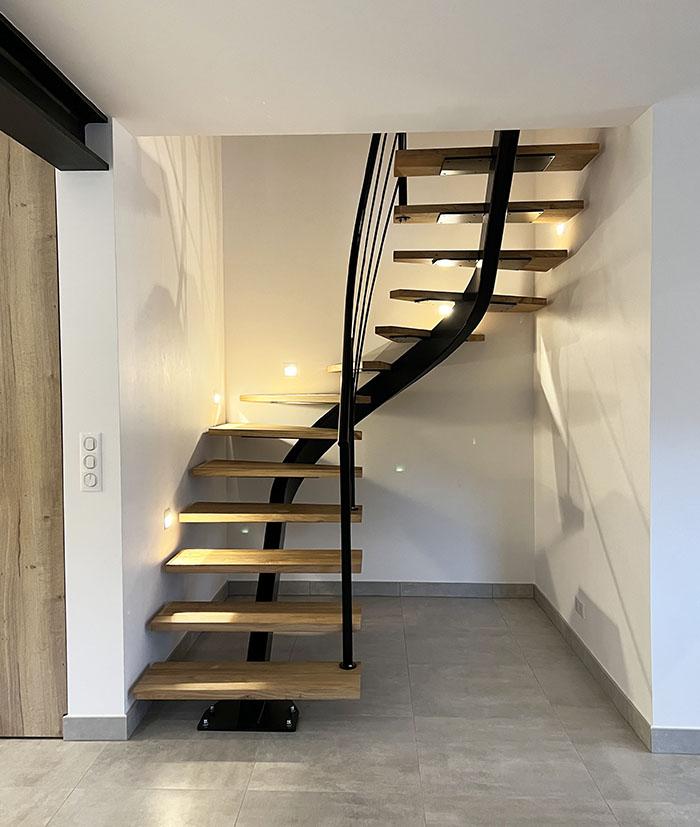 escaleras_interiores_de_zanca_central_curvada_en_sara_francia.jpg