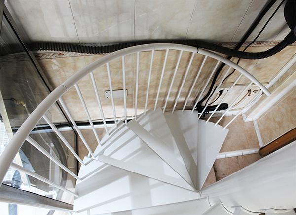 escaleras_interiores_en_san_sebastian_donostia_para_locales_comerciales_segun_normativa.jpg