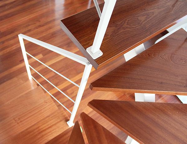 escaleras_metalicas_a_medida_combinadas_con_madera_de_roble_en_bilbao_bizkaia_berango.jpg