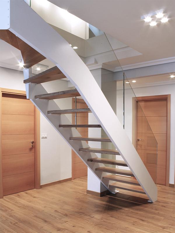 escaleras_metalicas_compensadas_con_barandillas_de_vidrio_templado_con_garantia.jpg
