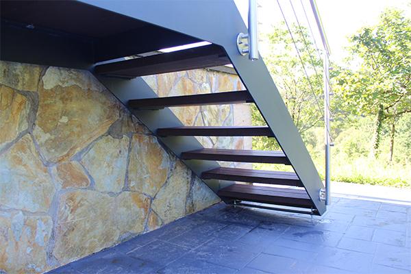 escaleras_metalicas_con_barandilla_acero_inoxidable_urduliz_PRFV.jpg