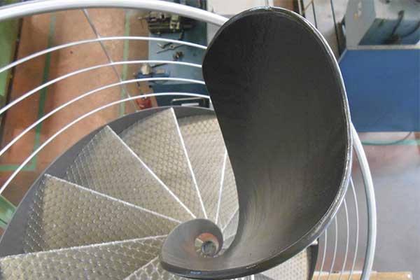 Escaleras de hierro con barandillas de acero inoxidable pulidos a espejo