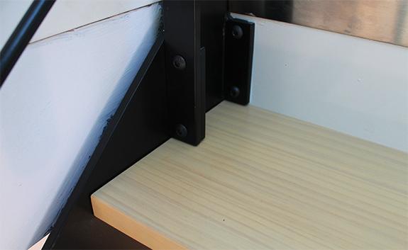 escaleras_metalicas_con_peldanos_de_madera.jpg
