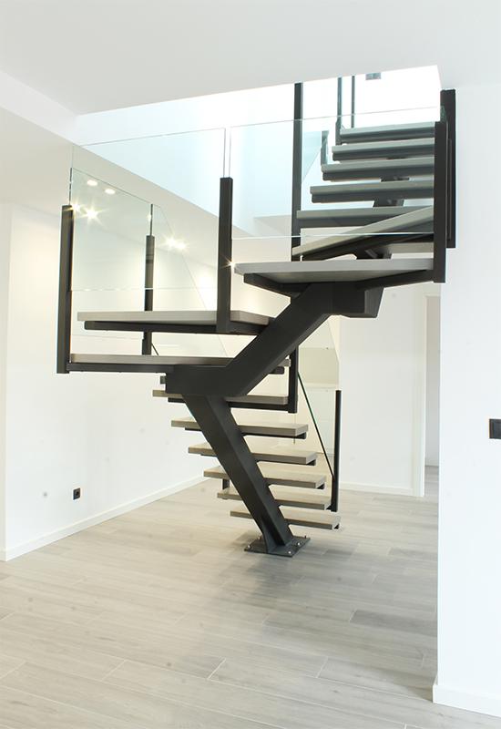 escaleras_metalicas_con_zanca_central_en_miranda_de_ebro_burgos.jpg