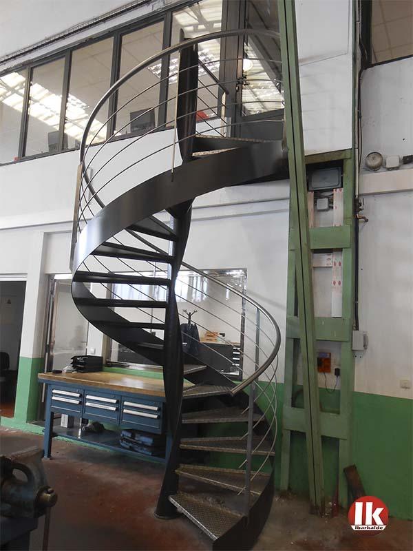 Escalera de caracol con barandillas de acero inoxidable escaleras metálicas de caracol en san sebastian donostia