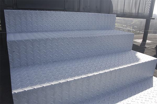 escaleras para acceder a los cerramientos del aire acondicionado del hospi