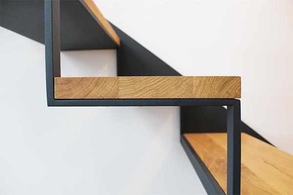 escaleras_metalicas_en_bilbao_minimalistas_con_barandillas_de_pletina_a_techo.jpg
