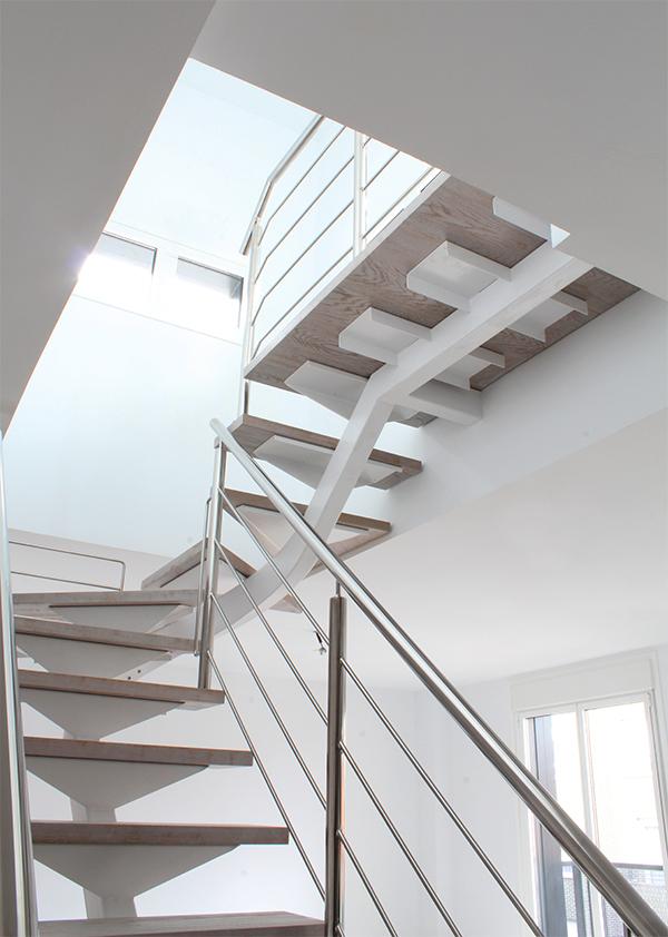 escaleras_metalicas_en_miranda_de_ebro_escaleras_a_medida_con_barandillas_de_inox.jpg