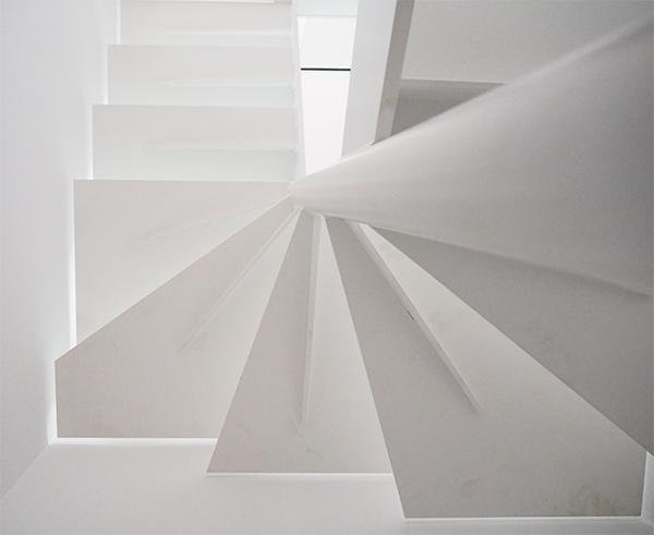 escaleras_metalicas_lacadas_en_blanco_en_donostia_herrerias.jpg