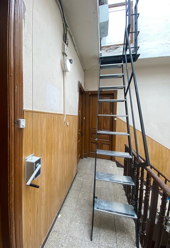 escaleras_metalicas_plegables_con_sistema_de_cabestrante_en_donostia.jpg