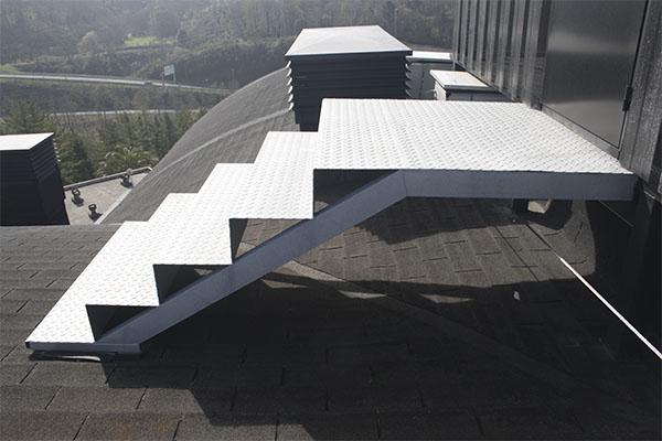 escaleras metalicas de chapa lagrimada para acceso a las casetas y cerramientos del hospital san juan de dios de san sebastian donostia