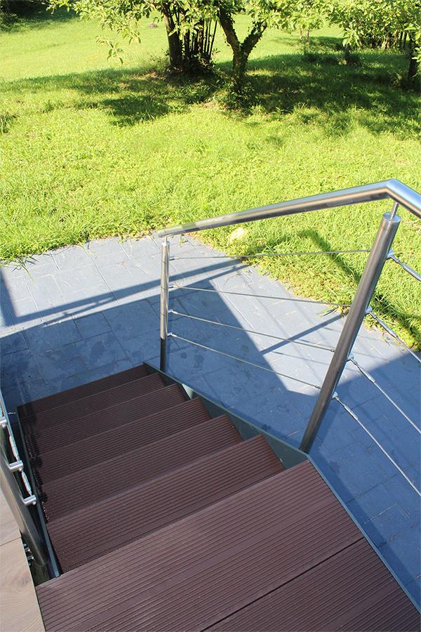 escaleras_para_exteriores_PRFV_material_sintetico_sustituye_madera_color_marron.jpg