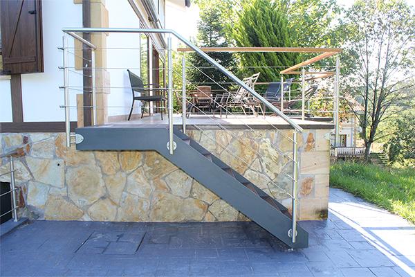 escaleras_para_exteriores_zanca_lateral_barandilla_acero_inoxidable_peldanos_sinteticos_PRFV_color_marron.jpg