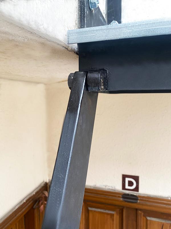 escaleras_replegables_con_sistema_de_cabestrante_en_san_sebastian_barandilla_incluida.jpg