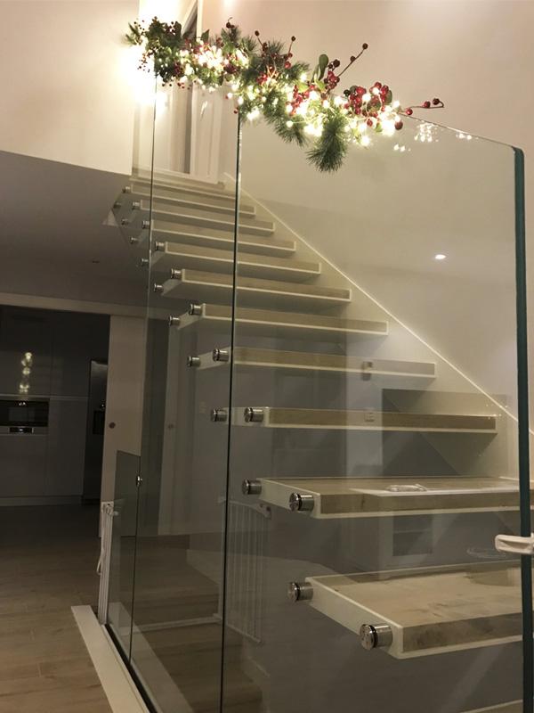 especialistas_en_la_fabricacion_de_escaleras_con_barandillas_de_vidrio.jpg