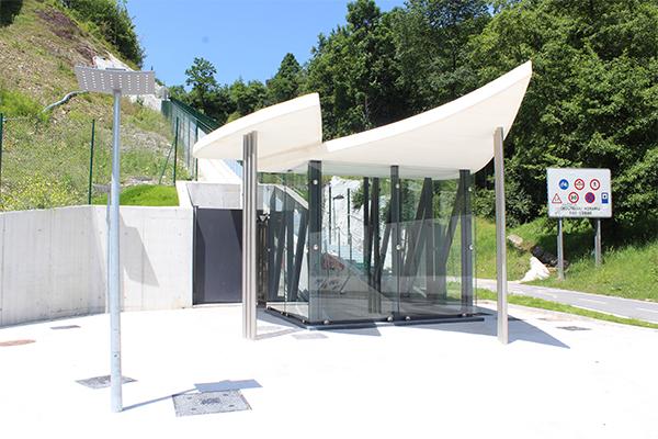 Estructuras de las marquesinas en el ascensor inclinado de Morlans de San Sebastián