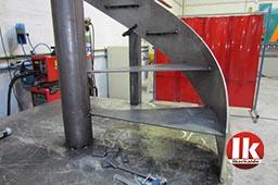 Colocando las bases de los peldaños de la escalera fabricacin_de_escalera_de_acero_con_peldaos_de_madera_en_gipuzkoa.jpg