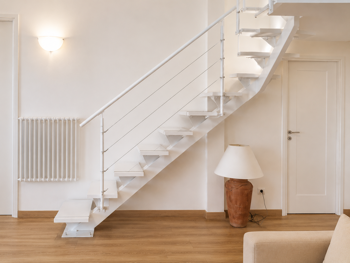 Ibarkalde es fabricante de escaleras metalicas a medida, como esta de zanca central lacada en blanco