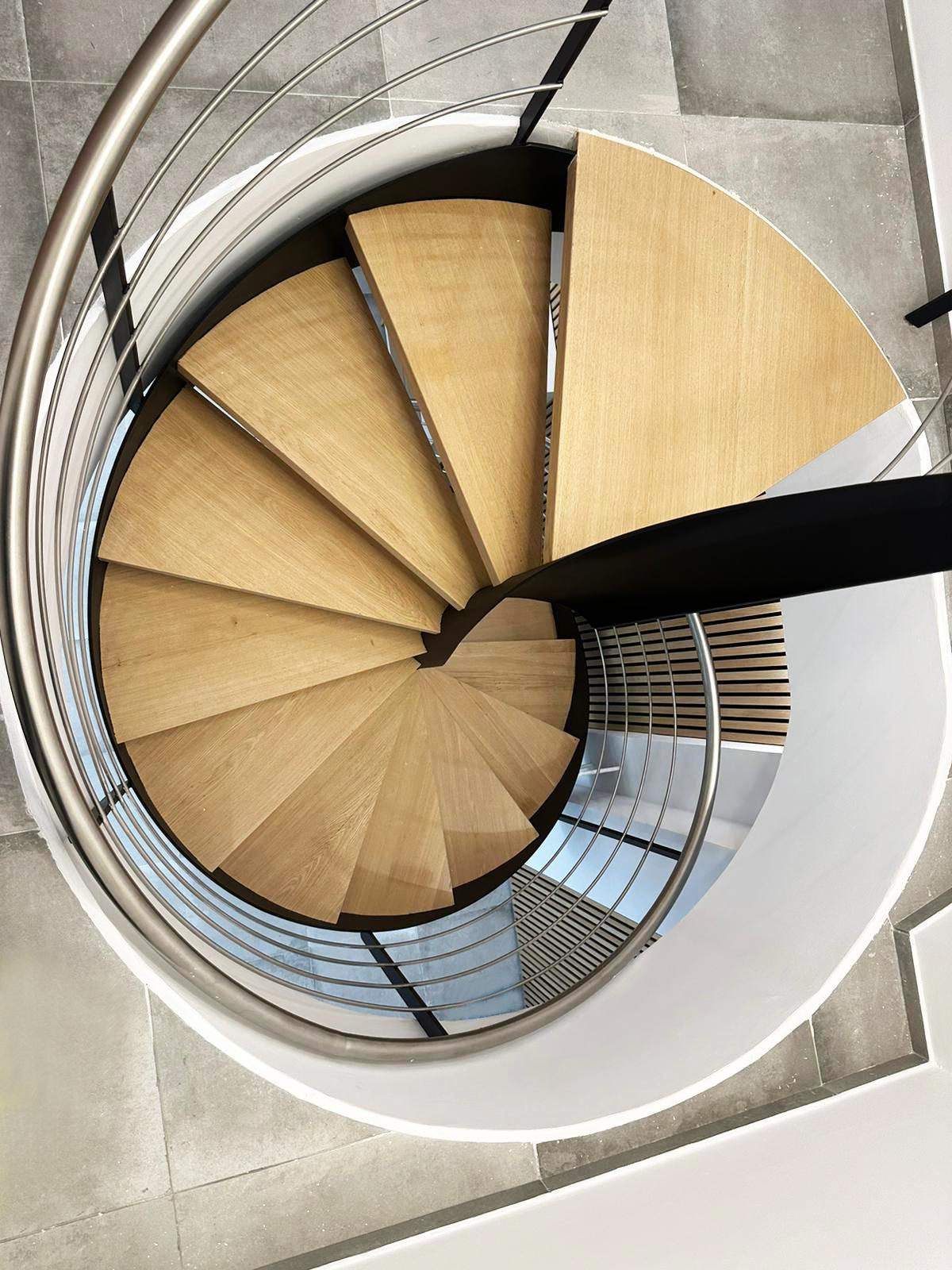 fabricacion_de_escalera_helicoidal_para_cliente_de_sevilla.jpg