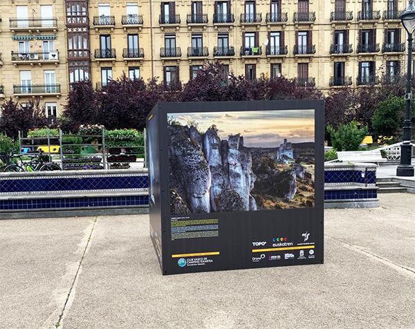 fabricacion_de_estructuras_para_soportes_en_forma_de_cubo_para_exposicion.jpg
