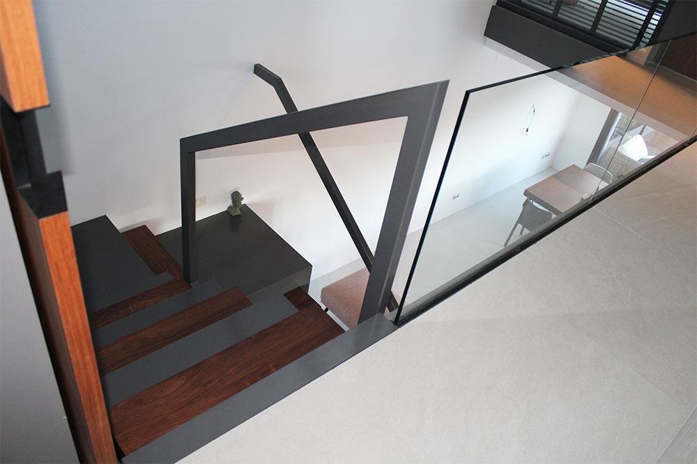 fabricacion_y_montaje_de_escalera_de_chapa_plegada_con_barandilla_de_acero_tubular.jpg