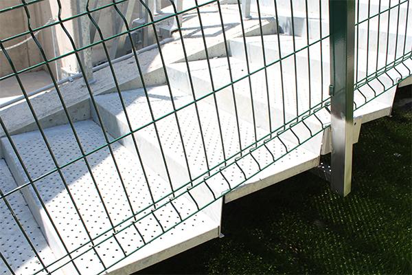 Ibarkalde es una empresa fabricante de escaleras de emergencia en chapa perforada, que ha participado en las escaleras de emergencia del ascensor inclinado de Morlans