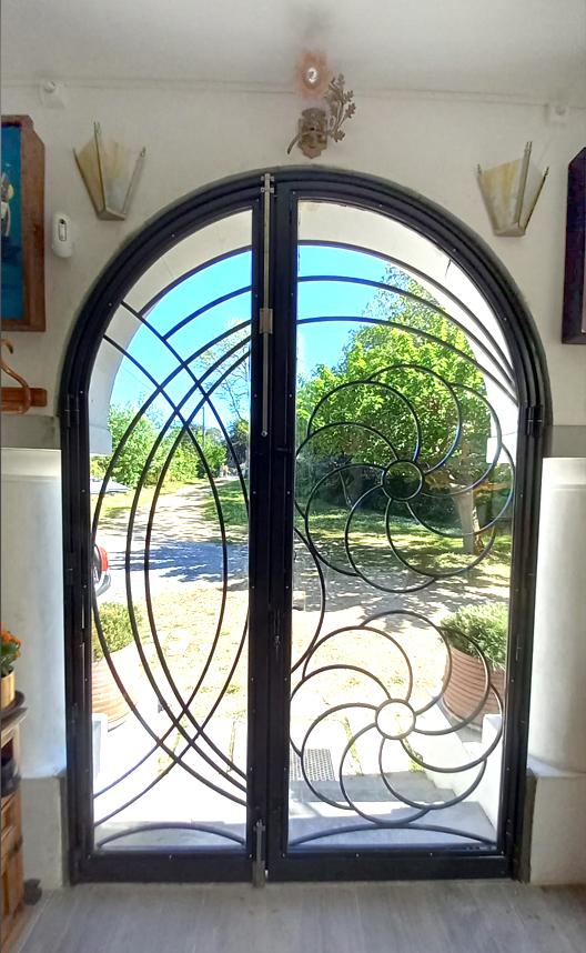fabricantes_de_puertas_de_acero_y_vidrio_decorativas_y_de_forja.jpg