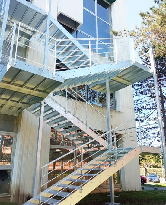 fabrication_de_escalier_de_evacuation_a_biarritz_especialistes_ferronerie.jpg